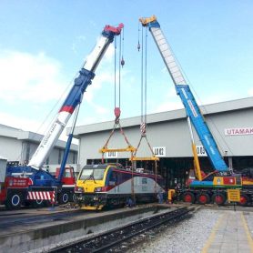 2 Unit Heavy Lift Crane Lifting Locomotive